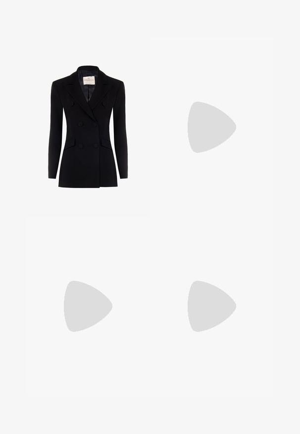 Schwarzer doppelt geknöpfter Blazer mit langen Ärmeln, eingeklappten Revers, zwei Vorderaschen und mit Stoff bezogenen Knöpfen. Glatte Textur, taillierte Passform.; Schwarzes ärmelloses Crop-Top aus glattem Stoff, mit rundem Ausschnitt und einem klaren, schlichten Design ohne Muster oder Beschläge.; Schwarze Hose mit geradem Schnitt, ausgestattet mit Fronttaschen und Seitenschlitzen am Saum. Hergestellt aus weichem, glattem Stoff. Geeignet für verschiedene Anlässe.; Schwarze Lackleder-Slingback-High Heels mit spitzem Schuh und einem geometrischen Blockabsatz. Verfügt über ein schlankes, minimalistisches Design und eine glatte Textur.
