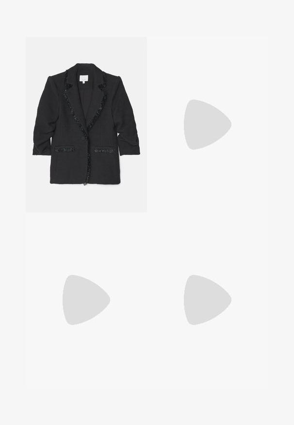 Cinq à Sept KIMMIE - Suknjič - black; Filippa K BRAID - Pulover - black; Črne krilate hlače z visokim pasom, izdelane iz raztegljive tkanine. Imajo vertikalne šive na sprednji strani in gladko teksturo.; Črne usnjene baletke s koničastim nosom in stranskim trakom, ki ima krožni zlat akcent. Lahke z ravnim podplatom.