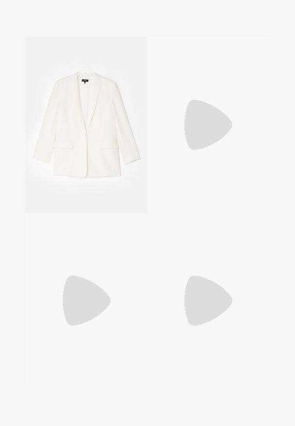 Blazer alb din material texturat, cu închidere printr-un singur nasture, rever îndoite și două buzunare frontale. Croi ajustat, cu mâneci lungi.; Cămașă albă din bumbac cu mânecă scurtă, tip T, cu guler rotund. Materialul pare neted, având o siluetă ajustată. Eticheta de brand este vizibilă la guler.; Pantaloni negri evazați, cu talie înaltă, fabricați dintr-un material elastic. Prezintă detalii cu cusături verticale în față și o textură netedă.; Pantofi slingback din piele patent neagră, cu vârful ascuțit, tocul subțire și un design discret cu decupaj. Se evidențiază printr-un cataramă aurie pe curea.