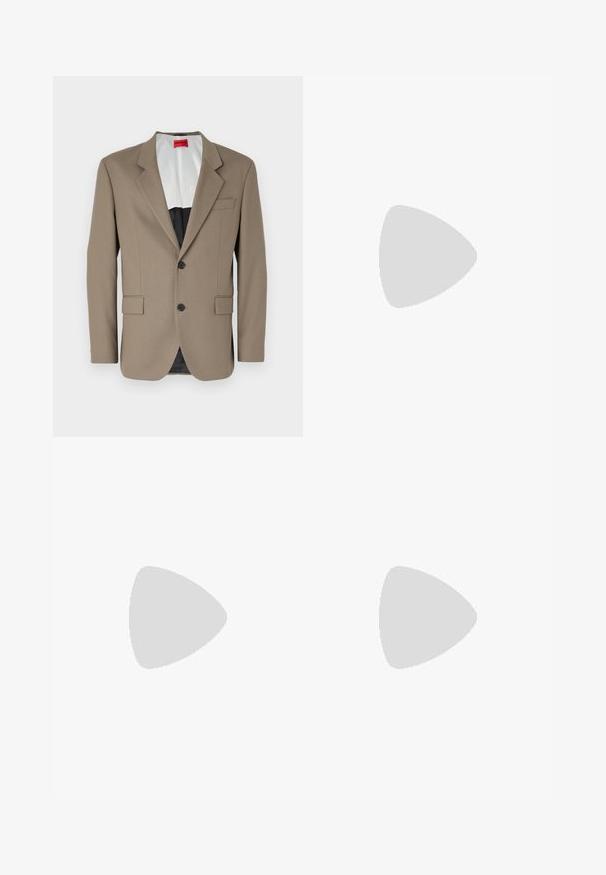 Blazer marron en tissu texturé, doté d'une coupe à un bouton, de deux poches avant et d'un revers cranté. Doublure aux couleurs contrastées.; BOSS TEE - T-shirt basique - open white; Pantalon en coton beige avec une coupe droite, présentant une fermeture à bouton et des plis sur le devant pour plus de détails.; Baskets blanches avec un cuir lisse, bout rond et semelle plate. Accent noir au niveau du talon, avec des lacets ton sur ton et un branding minimal.