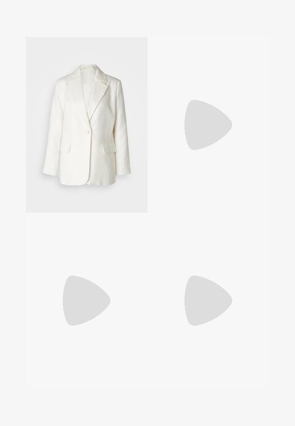 Malina VERA FITTED - Blejzer - white; Biely skrátený tričko vyrobené z jemnej bavlny, s okrúhlym výstrihom a krátkymi rukávmi, s mierne voľným strihom. Žiadne vzory ani akcenty.; Džínsy s širokými nohavicami v stredne modrej farbe. Vyrobené z bavlny, s klasickým dizajnom piatich vreciek a s gombíkovým zapínaním v páse.; Priehľadná plastová nazúvacia topánka s mriežkovým vzorom, okrúhlym prstom a malým strieborným detailom na remienku. Flexibilná podrážka v priesvitnej farbe.; Tory Burch ROMY PEBBLED SATCHEL - Kabelka - tiramisu