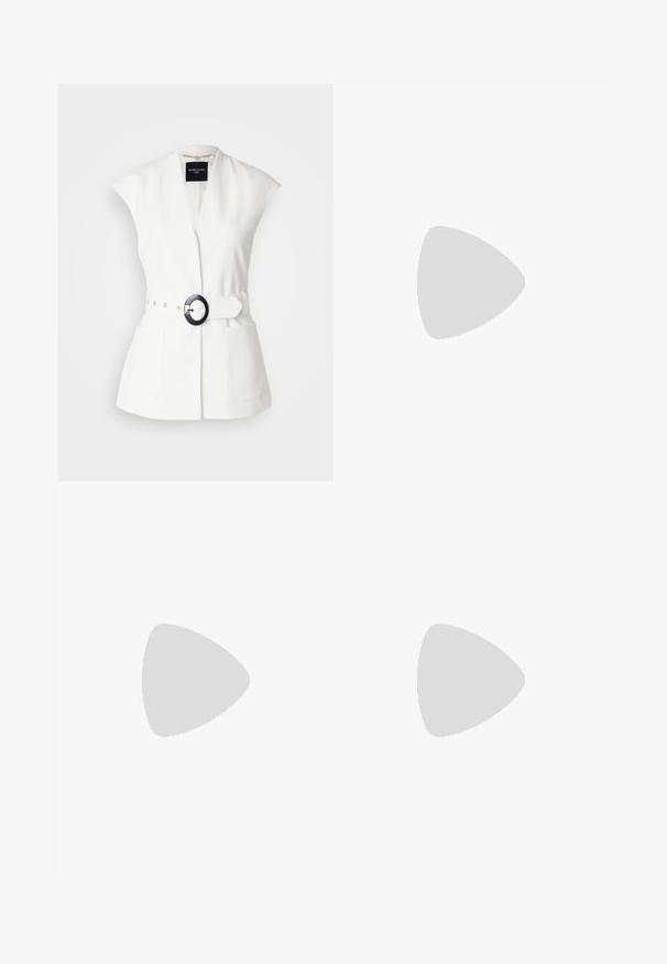 MARCIANO BY GUESS Blazer - white; Svart en-skulder kjole laget av drapert stoff med en gyllen detalj på skulderen, glatt tekstur og kne-lengde design.; Svart lakkert høye hæler med åpen bakside og spiss tå, justerbar ankelrem og åpne sider. Jevn tekstur.; Svart håndveske med strukturert form, jevn tekstur og metallisk lås. Kombinert med brede svarte bukser og sandaler med åpen tå på tregulv.