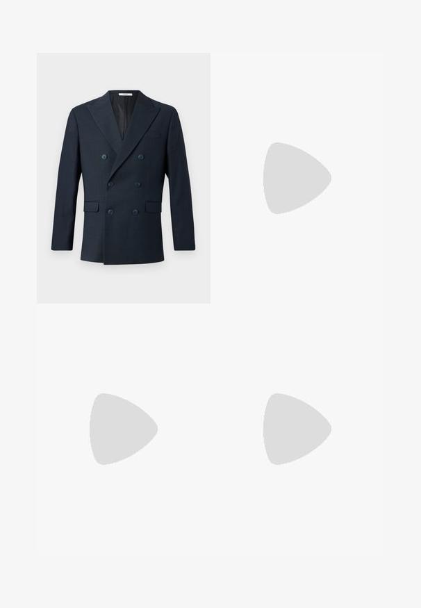 Námořnický dvouřadý blazer z texturované látky, s širokými klopami, čtyřmi modrými knoflíky a dvěma předními kapsami s jemným kostkovaným vzorem.; Bílý krátký rukávový tričko s červeným textem "Studio Originals Edition" na levé hrudi, vystavené na neutrálním šedém pozadí.; Béžové kordové kalhoty s rovnou siluetou, s ribovanou texturou, pěticí kapsami a zapínáním na knoflíky.; Béžové plátěné tenisky s kulatou špičkou, plochou gumovou podrážkou a šněrováním vpředu. Mají minimalisticý design a kontrastní černý akcent na patě.