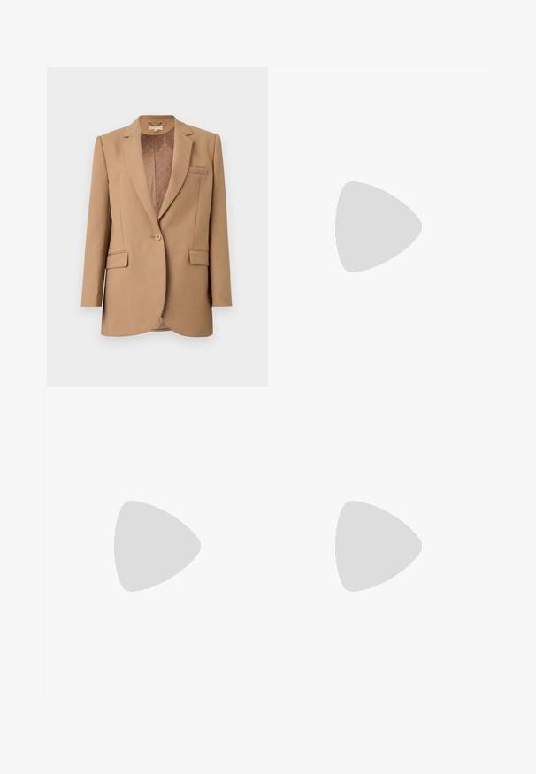 Bruine blazer met een notch-lapel, enkele knoopsluiting, twee voorzakken en een gewatteerde binnenvoering. Getailleerde pasvorm met een gladde textuur.; Zwarte T-shirt met korte mouwen, gemaakt van zachte katoen. Klassiek ontwerp met ronde hals en een eenvoudige, ongecompliceerde uitstraling met een comfortabele pasvorm.; Beige op maat gemaakte broek met een hoge taille, geplooide voorkant en wijde pijpen. De stof lijkt glad met een lichte glans.; Zwart patent slingback hak met een spitse neus, voorzien van een gestructureerde slangenprint, verstelbare band en een korte, gestructureerde blokhak.