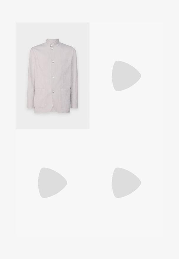 Hellegraue gestreifte Jacke mit Stehkragen, drei Knöpfen, zwei Vorderaschen und einer strukturierten Stoffoberfläche.; Graues T-Shirt mit kurzen Ärmeln aus weichem, strukturiertem Stoff. Verfügt über einen klassischen Rundhalsausschnitt und einen geraden Saum, geeignet für legere Trageanlässe.; Marineblaue Stoffhose mit geradem Bein, Gürtelschlaufen, vorderem Knopfverschluss und Seitentaschen, präsentiert vor einem weißen Hintergrund.; Weiße und schwarze Sneaker mit einem Obermaterial aus glattem Leder, strukturierten Akzenten und einer massiven weißen Sohle. Verfügt über ein klassisches Schnürdesign.