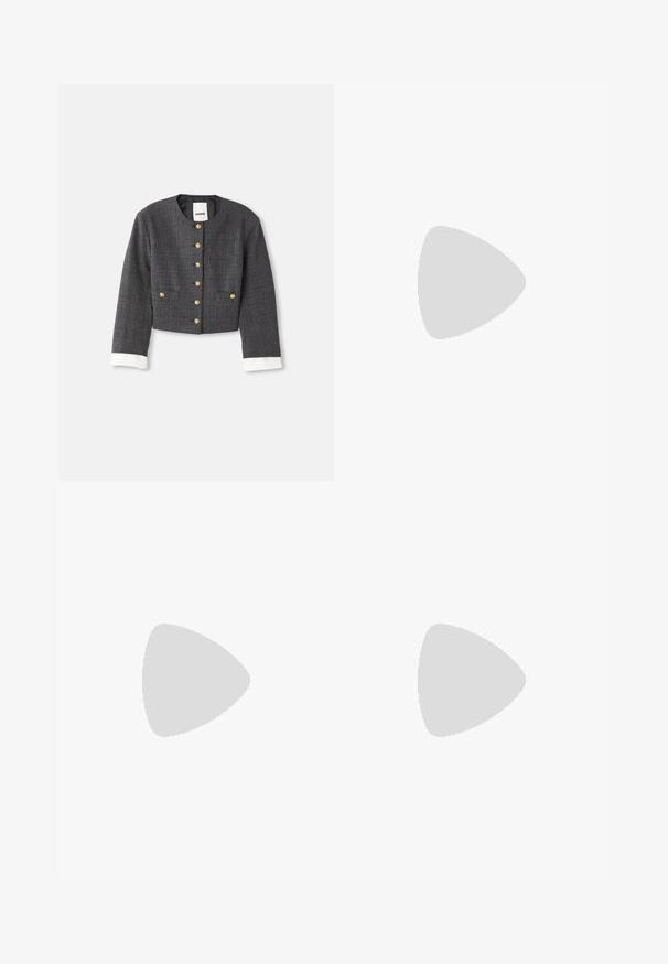 Geknipte grijze geruite blazer met gouden knopen, witte manchetten, ronde halslijn en twee voorzakken. Gevoerde binnenkant.; Wit geribd T-shirt met korte mouwen en een ronde hals. De stof lijkt glad met een getailleerde pasvorm. Logo zichtbaar op de kraag.; Zwarte broek gemaakt van gladde stof met een hoge taille, wijde benen, voorplooien en klassieke ceintuurlussen. Geen zijzakken zichtbaar.; Zwarte leren kniehoge laarzen met een gladde textuur, vierkante neus, blokhak en zijhandvat, met minimale stikseldetails.