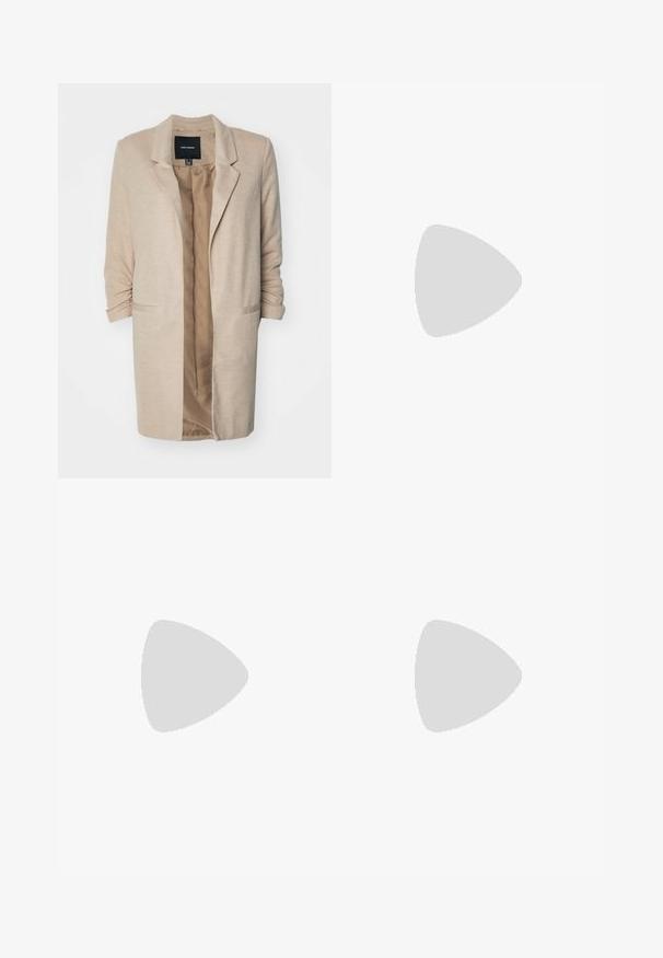 Beige blazer med teksturert stoff, enkeltknappslukking og åpen front. Har to sidelommer og brettede ermer. Innerfor i en lysere nyanse.; Tre lange ermer t-skjorter stablet: svart, grå og hvit. Hver har en rund hals og et kort design med glatt, lett stoff.; Sorte flagrende bukser laget av elastisk stoff, med høyt liv og flagrende mansjetter med sidespalter for økt bevegelsesfrihet.; Grå semsket sneakers med hvite lisser, svarte striper og en hvit gummisåle. Har en sirkulær logo på tungen og en gummisåle.