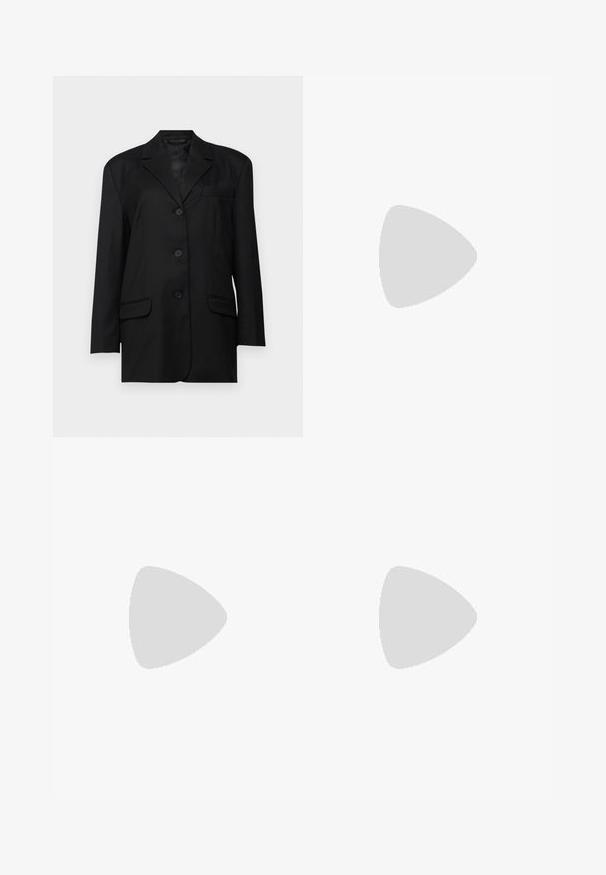 Črn blazer z izrezanim ovratnikom, enojnim zapiranjem z gumbi, dvema sprednjima žepoma in žepom na prsih; izdelan iz gladkega materiala z strukturirano obliko.; Črna majica s kratkimi rokavi iz mehkega bombaža, ki ima okroglo izrezovanje, udoben kroj in gladko teksturo. Brez vidnih vzorcev ali grafike.; Črne široke hlače z nagubanimi hlačnicami in elastičnim pasom. Tkanina vsebuje vertikalne gube in gladko teksturo.; Črne sandale na visoki peti z prepletenim trakom, kvadratnim nosom in nastavljivim gležnjenjem. Svetlo bež podplat z sijajno črno peto.