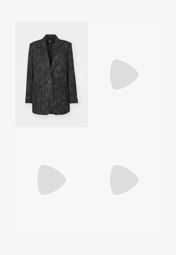 The Kooples VESTE SEULE - Bleizeris - black/white; Balta ilgųjų rankovių bodysuit su giliu kaklo iškirpimu ir spaudimo uždarymu kirkšnyje, pateikta ant paprasto balto fono.; Juodos odinės plačios kelnės su elastinga juosmeniu, turinčios dvi šonines kišenes ir lygią, blizgią tekstūrą.; Juodų odinių batų iki kelių su smailiu pirštu ir plonu stiletto kulnu. Lygus paviršius, pritaikytas dizainas ir siuvimas viršutiniame krašte.