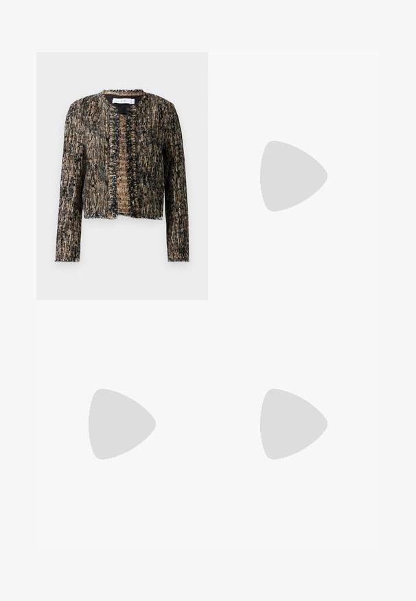 Geweven jas in zwart en beige met rafelige randen, met een open voorkant en lange mouwen; gemaakt van een geweven, licht glanzend materiaal.; Witte katoenen t-shirt met korte mouwen, ronde halslijn, comfortabele pasvorm en gestikte zoom. Etiket zichtbaar aan de binnenzijde van de hals.; Brede blauwe denimjeans met een hoge taille, voorzien van een knoopsluiting, riemlussen en subtiele stikdetails langs de zakken en zoom.; Zwarte gepatineerde leren slingback pump met een puntige neus, slanke hak en een subtiel uitgesneden ontwerp. Bevat een gouden gesp op de band.