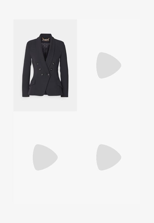 Elisabetta Franchi WOMENS JACKET - Bleizeris - nero; Balta medvilnės marškinėliai su apvalia iškirpte ir trumpomis rankovėmis. Priekyje yra juodu spaudos tekstu: "karl lagerfeld jeans." Lygus paviršius.; Juodos plačios kelnės su baltomis apdailos juostelėmis, su aukso mygtukais ant užpakalinių kišenių ir glotnaus, tekstūrinio audinio apdaila.; Juodi odiniai slingback kulniukai su smailiu pirštu, siauru kulnu ir dekoratyvine sagtimi viršuje. Lygus paviršius ir elegantiškas dizainas.
