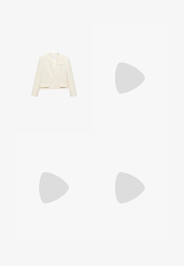 Cremefarvet cropped blazer med v-halsudskæring, lange ærmer, to frontlommer og en enkelt brystlomme for et minimalistisk design.; Hvid fitted top lavet af ribbet stof med cap sleeves og samlede detaljer i siderne for tekstur og form.; Hvide bukser med bred benlængde lavet af et letvægtsstof. Har et elastisk talje med snor og sidelommer. Glat tekstur.; Lyserøde ruskinds sneakers med hvide striber og snørebånd, udstyret med en struktureret tunge og en gummisål, placeret på et blåt tæppe.