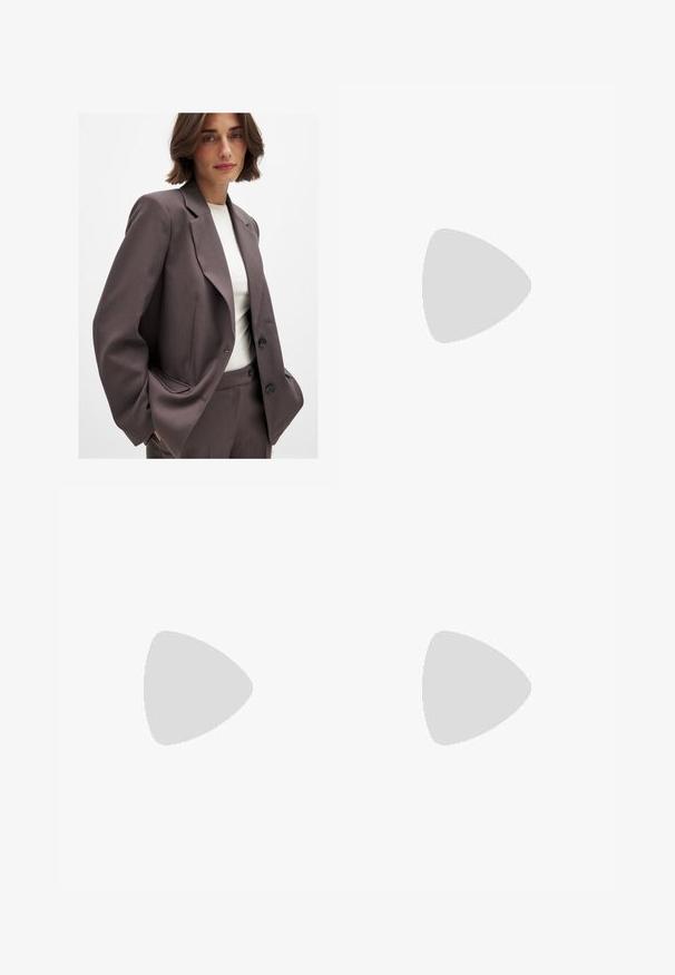 Dunkelbrauner Blazer mit maßgeschneidertem Design, breiten Revers, Knopfverschluss und Seitentaschen. Kombiniert mit einem hellen Oberteil.; Schwarzes Tanktop aus Baumwolle mit rundem Halsausschnitt und weiten Armöffnungen. Glatte Textur mit genähten Säumen. Klassisches, minimalistisches Design.; Hellblaue High-Waist-Weite-Leg-Jeans mit Knopf- und Reißverschluss vorne, Vorder- und Rückentaschen, auf weißem Hintergrund.; Knöchelhohe, braune Lederstiefel mit glatter Oberfläche, abgerundeter Spitze und gestapeltem schwarzen Absatz. Schlichtes Design mit minimalen Hardware-Details.; Braune Schildpatt-Sonnenbrille mit ovalen Gläsern, ausgestattet mit einem dünnen Rahmen und einem kleinen metallischen Akzent an der Seite. Texturierte und polierte Oberfläche.; Tasche aus braunem Wildleder mit zwei langen Griffen, rechteckiger Form und dekorativer Naht. Verfügt über einen seitlichen Riemen und subtile goldene Hardwareakzente.