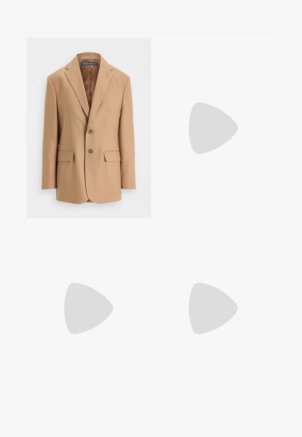 Vaaleanbeige blazer, joka on valmistettu sileästä kankaasta. Sen muotoilu on yksirivinen ja siinä on kaksi etutaskua sekä kaksi nappia. Viistot kaulukset ja siistit linjat.; Harmaa kaapelikudottu neulepaita, jossa on pitkät hihat, ribbaushelma ja pyöreä pääntie. Pieni logotunnus rinnassa.; Tummansiniset farkut suoran lahkeiden istuvuudella, joissa on oranssit ompelut, etupainonappi ja viisi taskua.; Polo Ralph Lauren CALFSKIN PENNY LOAFER - Loaferit/pistokkaat - black