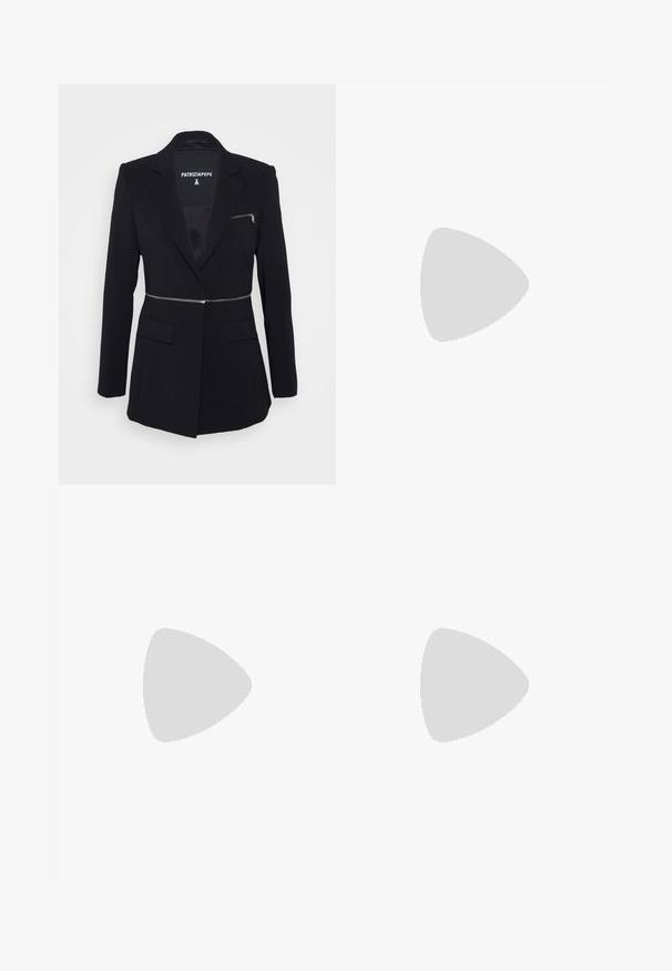 Blazer nero su misura con una tasca con zip e un accento argento in vita. Presenta rever a punta e due tasche anteriori.; T-shirt in cotone nero a maniche corte con una vestibilità rilassata e pannelli laterali a contrasto che presentano piccole scritte e dettagli grafici.; Pantaloni della tuta neri con una vestibilità rilassata, vita elastica, cordoncino regolabile e cuciture verticali lungo le gambe. Tessuto morbido.; Sneaker in pelle nera con dettaglio ricamato bianco "Karl", punta rotonda, design con lacci e una spessa suola bianca con accenti testurizzati.