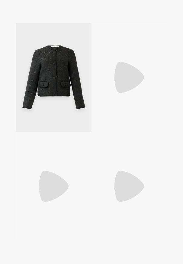 Crna teksturirana jakna s dugim rukavima, okruglim izrezom, prednjim gumbima i dva džepa s preklopom na gumbe.; Crna dugosruga majica s rolijom i rebrastim manžetama i donjim rubom, prikazana na jednostavnoj bijeloj pozadini.; Crne kožne hlače širokih nogavica s elastičnom trakom u struku, koje imaju dva bočna džepa i glatku, sjajnu površinu.; Crne kožne gležnjače s uskim vrhom i elegantnim dizajnom. Imaju niski potpetak i zatvaranje na patentni zatvarač straga. Glatka tekstura.