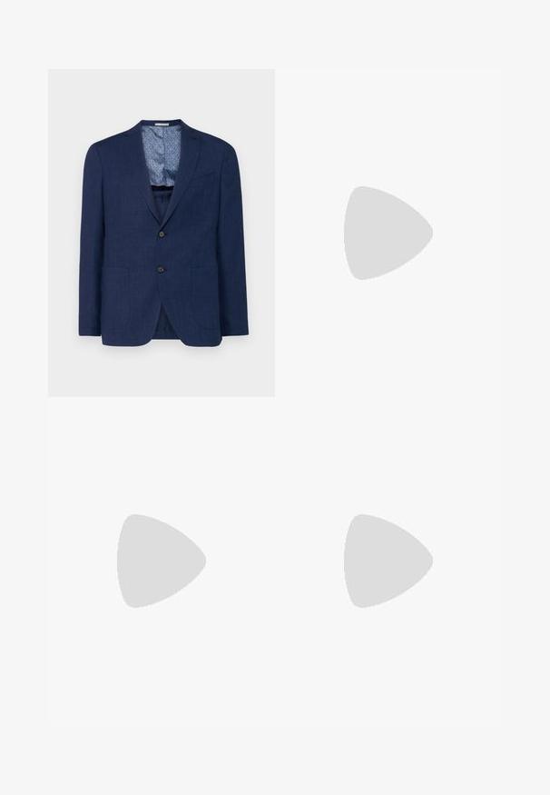 Blazer blu navy realizzato in tessuto testurizzato, con due tasche frontali, chiusura a un bottone e fodera interna a motivo.; T-shirt in cotone nero con maniche corte, scollatura rotonda e un sottile logo ricamato sul petto. Texture liscia.; Michael Kors PLEATED WIDE LEG - Pantaloni - black; Mocassino da uomo in pelle nera con tacco basso e design classico a striscia, mostrato in profilo laterale su sfondo bianco.