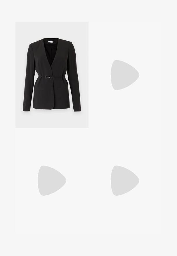Calvin Klein STRUCTURE SLIM  - Blazer - black; T-shirt bianca in cotone con maniche corte, scollatura rotonda e vestibilità rilassata. Struttura liscia, senza motivi né accenti, design minimalista.; Jeans a zampa d'elefante in denim blu scuro con vita alta, dotati di cinque tasche, chiusura con bottone e cuciture a vista lungo le cuciture.; Sneakers New Balance bianchi presentano una parte superiore in mesh e sintetico con accenti neri. Indossati con jeans grigi con orlo sfilacciato su una superficie testurizzata.; Borsa a tracolla in pelle nera con un design curvo, dotata di una chiusura in metallo dorato e logo in rilievo sulla parte anteriore. Superficie testurizzata.