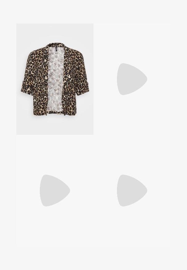 Giacca stampa leopardata realizzata in tessuto morbido, con maniche corte, apertura frontale e una fodera interna di colore chiaro in contrasto.; Abito nero attillato a maniche lunghe con scollatura asimmetrica e dettaglio arricciato sul lato, realizzato in tessuto a costine.; Décolleté in vernice nera con punta affusolata e tacco in geometria cubica. Presentano un design elegante e minimalista, con una texture liscia.; Borsa a tracolla nera in pelle con una forma curva, manico rimovibile e accessori dorati. La borsa presenta una patta con un dettaglio a fibbia.