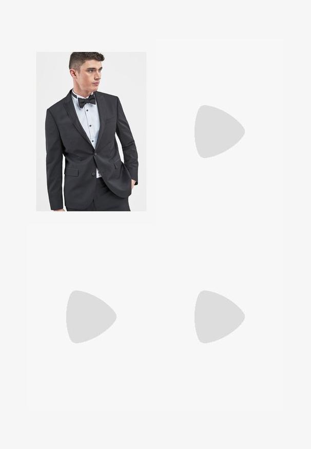 Schwarze Smokingjacke mit satinierten Revers, Ein-Knopf-Verschluss und vorderen Taschen. Getragen über einem weißen Hemd mit schwarzen Knöpfen und einer Fliege.; Olivegrünes Baumwoll-T-Shirt mit einem großen schwarzen Levi's-Logo auf der Vorderseite. Klassischer Rundhalsausschnitt und kurze Ärmel, glatte Textur.; Olivgrüne Cargo-Hosen aus strapazierfähiger Baumwolle. Sie verfügen über mehrere Taschen, eine mit Reißverschluss versehene Seitentasche und ein tapered Bein mit einer leicht strukturierten Oberflächenbeschaffenheit.; Schwarzecanvas-Sneaker mit hohem Schaft, weißen Gummisohlen und Schnürsenkeln, die ein rundes Logo an der Seite besitzen und mit Denim- sowie schwarzen Hosen kombiniert sind.