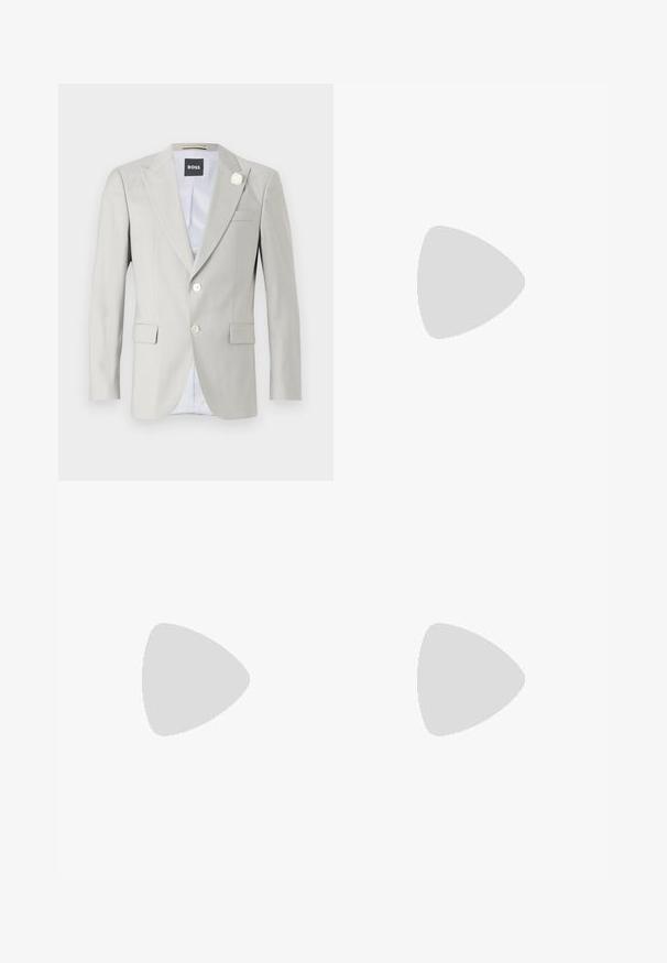  Lichtgrijze blazer met pieklapels, sluiting met twee knopen, zijzakken en een decoratieve witte bloemenaccent op de kraag. Gevoerd interieur.; Zwarte korte mouwen T-shirt van een gladde katoenmix, met een ronde halslijn en een minimalistisch ontwerp zonder patronen of accenten.; Zwarte denim broek met een rechte snit, voorzien van een standaard tailleband, vijf zakken en een knoopsluiting. Gladde textuur overal.; Zwarte leren sneaker met lage schacht, zwarte veters en off-white zool, weergegeven in zijprofiel op een witte achtergrond.