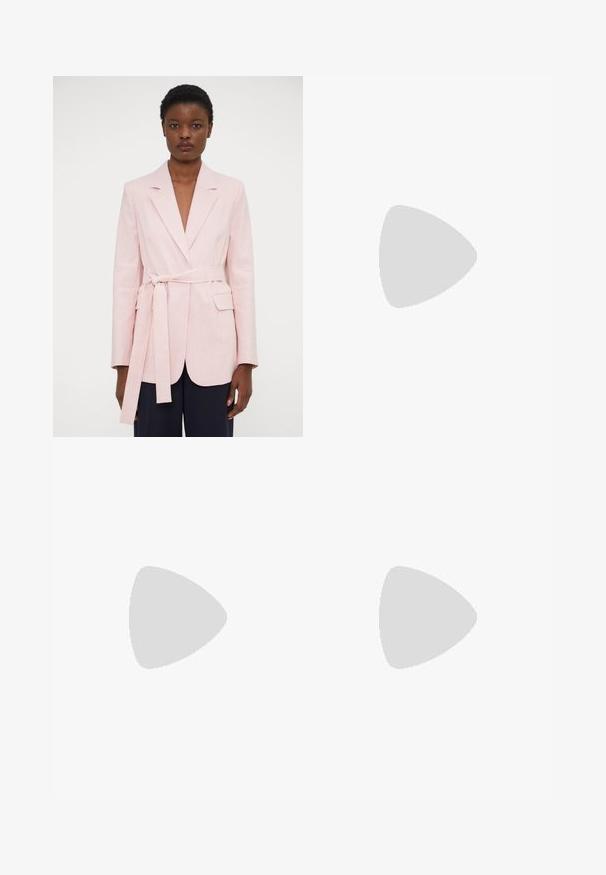 Claudie Pierlot VESTE NOUÉE DRAGÉE - Blazer - dragee; Hvid langærmet skjorte med krave lavet af bomuld. Har en knaplukning fortil og en enkelt brystlomme. Glat tekstur, afslappet pasform.; Marineblå nederdel med en struktureret design, der har en sidelomme til cargo og et metal D-ring bælteskilt. Fremstillet af slidstærkt stof.; Sort læderballetsko med rund tå, glat tekstur, minimal syning og et fleksibelt såldesign.
