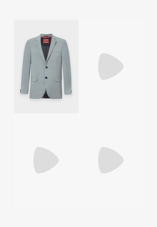 Ljusgrå blazer gjord av strukturerad tyg, med svart foder, två framfickor, snittlapel och svarta knappar. Röd etikett inuti.; Svart kortärmad T-shirt i en mjuk bomullsblandning, med rundad halsringning och en minimalistisk design utan mönster eller detaljer.; Svarta byxor med rak skärning, tillverkade av ett mjukt tyg. Har knappstängning och bälteslöljer. Inga synliga mönster eller detaljer.; Svart låg skor i läder med svarta snören och off-white sula, visas i sidoprofil på vit bakgrund.