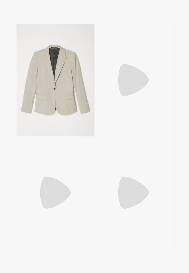 Filippa K SASHA - Blazer - desert taupe; IVY OAK KRISTIN - T-shirt basique - pale yellow; MARINE SERRE PYTHON PRINTED DRAPED DRAWSTRING TROUSERS - Pantalon classique - grege; Bottes noires en cuir à talon carré et bout pointu, associées à un pantalon argenté brillant, mettant en valeur des textures épurées et des couleurs contrastées.