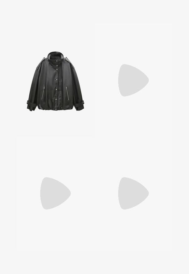 Mango Overgangsjakke - black; Sort hættebluse lavet af blødt stof, med kængurulomme, ribkanter og hætte med snoretræk. Enkel, minimalistisk design.; Selected Femme SLFABBI BERMUDA  - Shorts - black; Zign Høje støvler/ Støvler - black; Sort læder skuldertaske med en glat overflade, en buet top og en enkelt rem. Har lynlåslukning og minimalistisk design.
