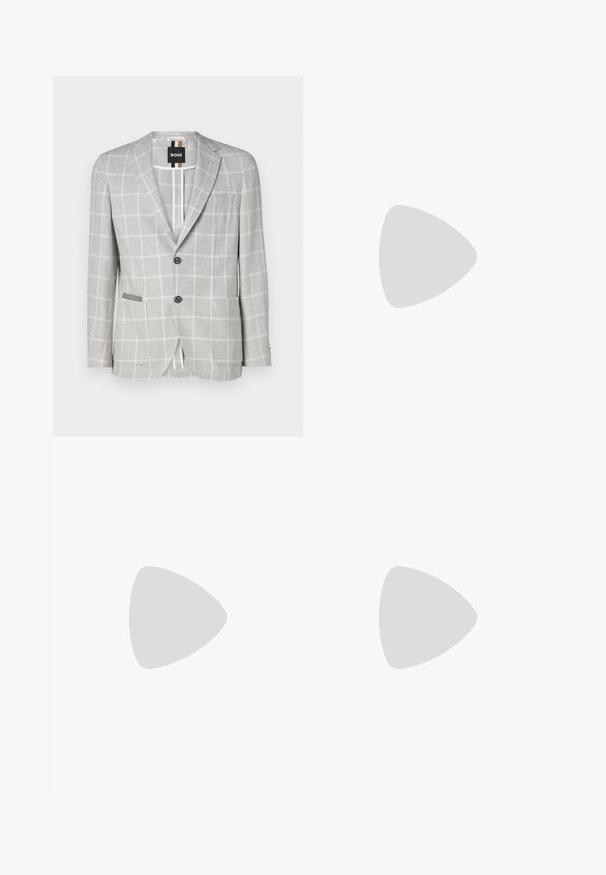 Lichtgrijze geruite blazer gemaakt van textuurstof. Beschikt over twee knopen, een zak en contrasterende details aan de binnenkant. Klassiek tailordesign.; Zwarte korte mouwen T-shirt van een gladde katoenmix, met een ronde halslijn en een minimalistisch ontwerp zonder patronen of accenten.; Zwarte wijde broek met een vlakke voorkant, twee zijzakken, geplooid ontwerp en een contrasterende rode binnenband.; Zwarte leren jurk schoen met een gladde textuur, ronde neus en vijf veterogen. Beschikt over een lage gestapelde hak en subtiele naaddetails.