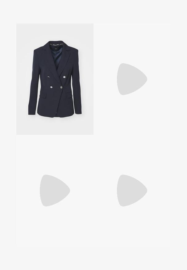 BOSS JABILIE - Blejzer - dark blue; Čierne bavlnené tričko s okrúhlym výstrihom, krátkymi rukávmi a vyšívaným logom na hrudi. Jednoduchý, voľný strih bez vzorov.; Čierne krajčírské nohavice so strihom rovného nohu, s hladkou textúrou a ostrými skladmi pozdĺž prednej časti. Žiadne viditeľné hardvér.; Čierne kožené slingback opätky s špicatou špičkou, s úzkym opätkom a zlatým detailom na nastaviteľnom remienku. Hladká textúra.; Čierna kožená kabelka so štruktúrovaným dizajnom, s krátkym tvarom, hornou rúčkou a zlatými prvkami. Súčasťou je nastaviteľný ramenný popruh.