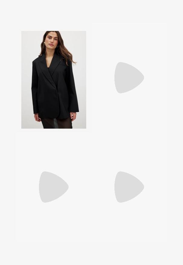 Mustat bleiseri, joka on valmistettu sileästä kankaasta, jossa on lovettu kaulus, pitkät hihat ja yksi nappi. Hieman ylipitkä, minimaalisen yksinkertainen.; Mustapaita pitkähihaisilla, pyöreällä kaula-aukolla ja ribbineittohuvuilla. Siinä on sileä pinta ja huomaamaton logoyksityiskohta edessä.; Musta leveälahkeinen housut, jotka on valmistettu sileästä kankaasta. Niissä on korkea vyötärö, laskoksia ja räätälöity muotoilu. Yksinkertaiset mustat metalliosat vyötäröllä.; Musta nilkkuri, joka on valmistettu sileästä kankaasta, terävällä kärjellä ja hoikalla stiletto-korolla, saumatonta muotoilua ilman näkyvää varustusta.