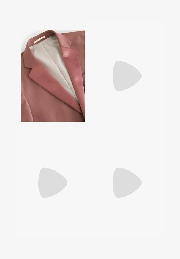 Rostfärgad blazer med en slät textur, med en satinrevers och crèmefärgad foder. Enkelt design utan synliga mönster eller hårdvara.; Svart huvtröja med ficka fram, lös passform, ribbade ärmslut och nederkant. Tillverkad av tjockt tyg, med dragsnören vid huvan.; Vitaidiga byxor med svarta sidostrecker, elastisk midja och muddar; har Adidas-logga på vänster lår. Slät tygtextur.; Svarta läderloafers med en slät finish, sömnadsdetaljer på tån och en låg klackdesign för komfort och stil.; Hawkers PARLAY - Solglasögon - black