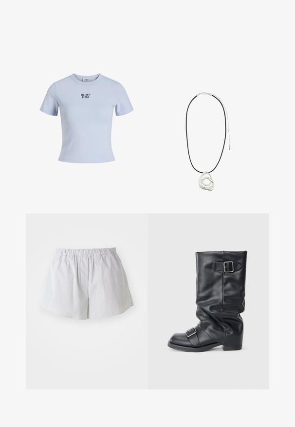 Beige liinapuku, millel on üks must nupp, sakilised kraed, kaks eesmist taskut ja vaba lõige. Vooderdatud sisemus.; Vaaleansininen lyhythihainen t-paita, joka on valmistettu pehmeästä kankaasta. Siinä on pyöreä pääntie ja rohkea laivastonsininen teksti "DUMP HIM".; Raidalliset lyhyet housut vaaleansinisestä ja valkoisesta puuvillasta, joissa on joustava vyötärö ja rento istuvuus, sekä sivuaukot liikkumisen helpottamiseksi.; Mustat nahkasaappaat, joissa on taitettu varsi ja kaksi hopeista solkea. Pyöreä kärki ja matala, litteä pohja. Sileä pinta, vähäiset yksityiskohdat.; Pilgrim UNFOLD - Kaulakoru - silver-coloured