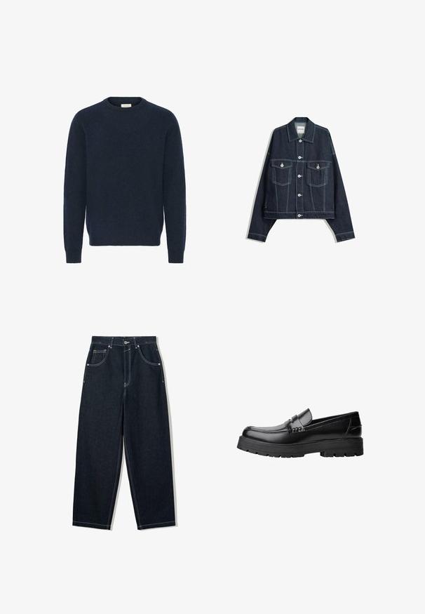 Giacca in denim blu scuro con cuciture bianche a contrasto, chiusura frontale con bottoni, due tasche sul petto con patta e maniche lunghe.; Maglione lavorato a maglia di colore blu navy con collo a girocollo, maniche lunghe e polsini a coste; realizzato in un materiale morbido e testurizzato. Nessun motivo o dettaglio visibile.; Jeans in denim scuro a gamba larga con cuciture bianche a contrasto, cinque tasche e chiusura con bottone. Presentano un design a vita alta.; Mocassino in pelle nera con suola spessa e tassellata e fascia decorativa sulla parte superiore, mostrato in profilo sinistro su sfondo bianco.