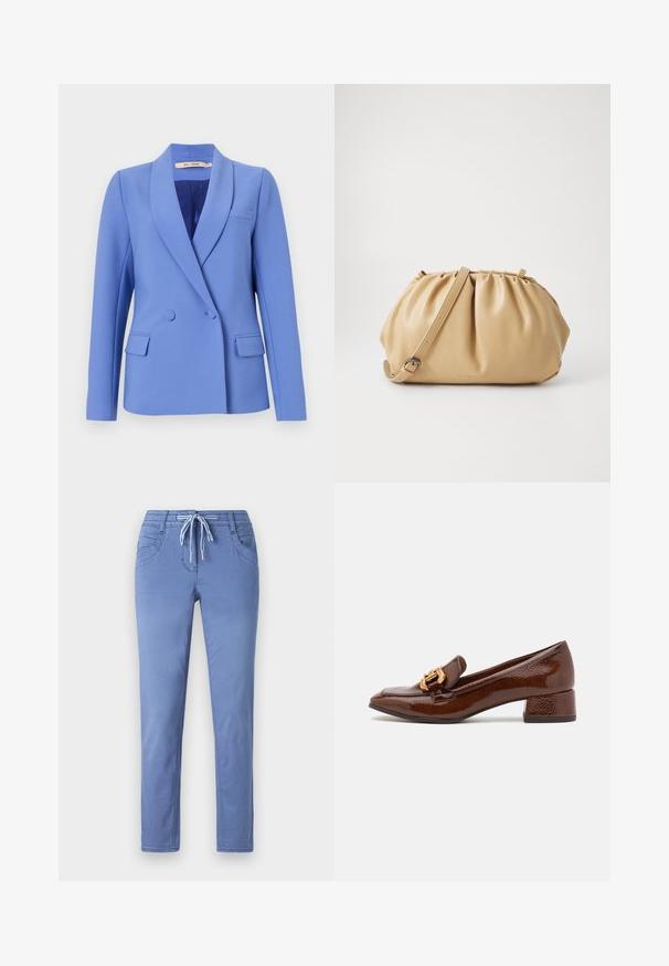 Dvojradový sáčok z svetlomodrej látky. Obsahuje špicaté klopy, dve predné vrecká, jedno vrecko na prsách a hladkú podšívku.; Biela blúzka s vertikálnymi pruhmi, krátkymi nariasenými rukávmi, okrúhlym výstrihom a nariaseným peplum spodkom. Vyrobená z ľahkej, textúrovanej látky.; Svetlomodré nohavice s pásom na sťahovanie, dvoma prednými vreckami a tesným strihom. Látka má jemnú textúru s diskrétnymi detailmi šitia.; Hnedé kožené loafers s lesklým povrchom, s dekoratívnym zlatým prackom na prednej strane a nízkym blokovým podpätkom. Klasický dizajn.; Hnedá kožená kabelka s plisovaným dizajnom, nastaviteľným popruhom a zaobleným tvarom. Minimalistické logo na prednej strane.