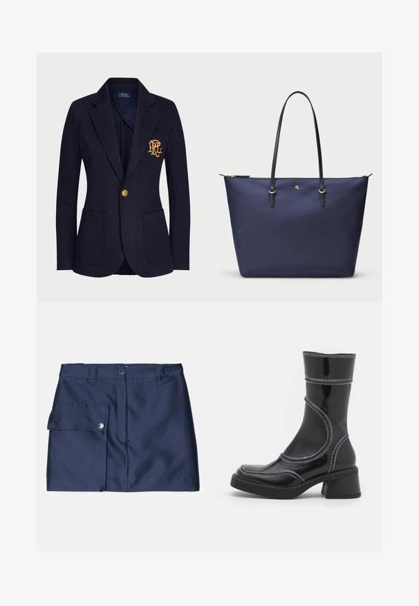 Marineblazer aus strukturiertem Stoff mit einem goldenen Knopf und einem gestickten Logo auf der Brusttasche. Verfügt über zwei Fronttaschen.; Schwarzes Langarmoberteil aus einem transparenten, dehnbaren Stoff. Mit Raffung an den Seiten und einem Rundhalsausschnitt.; Navyblauer Rock mit glatter Textur, ausgestattet mit einer Seitentasche und einem Knopfverschluss. Maßgeschneiderter Schnitt mit gerader Linie und Taillenbund.; Schwarze Lackleder-Ankle Boots mit weißen Nähten, abgerundeter Zehe und Blockabsatz. Besitzt geschwungene Designlinien und eine glatte Textur.; Dunkelblaues Tragetasche aus strukturiertem Stoff, mit schwarzen Ledergriffen und goldenen Hardware-Details. Reißverschlussverschluss an der Oberseite.