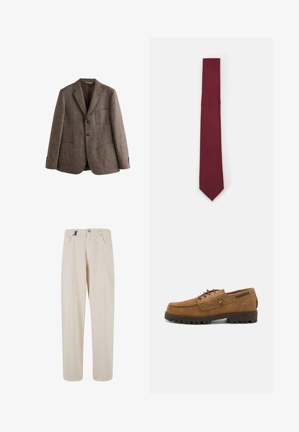 Blazer a scacchi marrone con rever a lancia, due bottoni e tasche frontali. Tessuto testurizzato con una fodera interna liscia.; Camicia bianca a maniche lunghe con bottoni, realizzata in un tessuto liscio. Caratterizzata da un colletto classico, bottoni frontali e polsini con un bottone. Design slim fit.; Pantaloni in cotone beige con design a gamba dritta, dotati di tasche anteriori e chiusura a bottone. Texture liscia con dettagli minimi.; Scarpe in suede marrone con punta arrotondata, dettagli in filo a contrasto e suola in gomma testurizzata con profonde scanalature per una buona aderenza.; Cravatta in seta borgogna, forma stretta con una consistenza uniforme. Presenta una punta appuntita, un colore consistente e una finitura liscia.