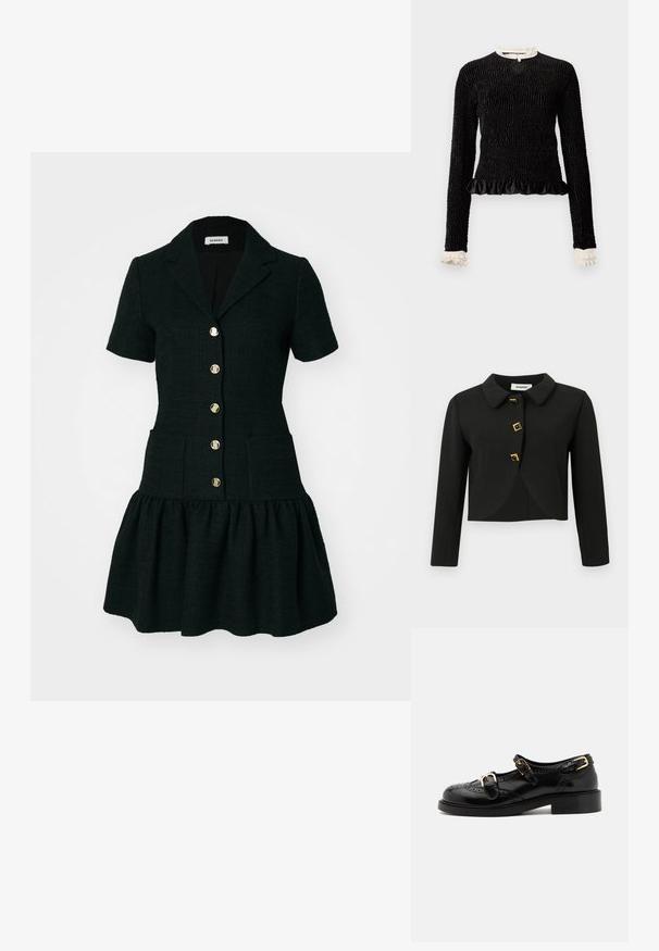 Černý zkrácený kabát s kulatým límcem, čtyřmi čtvercovými knoflíky se zlatými akcenty a dlouhými rukávy, vyrobený z hladké látky.; Černý top s dlouhým rukávem, vyrobený z texturované látky, s volánkovým lemem a bílými volánkovými akcenty na límci a manžetách. Obsahuje centrální uzávěr na smyčku.; sandro RAPHAELLE - Denní šaty - noir; Černé kožené boty s brogue detaily, vybavené dvěma sponami, zaoblenou špičkou a nízkým podpatkem. Hladký povrch s lesklým finišem.