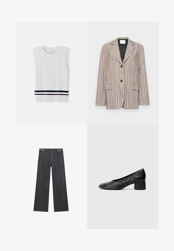Gestreepte blazer in beige en blauwe tinten, met een gelapt revers, twee voorzakken en een twee knopen sluiting. Textuurstof met een gladde voering.; Lichtgrijze mouwloze trui met een kabelpatroon en een gestreepte geribde zoom in marineblauw, groen en crèmewit. Zachte textuur.; Donkergewassen denimwijdpijpbroek met een hoge taille. Kenmerken zijn zichtbare stiksels, een knoopsluiting en een unieke kettingaccent aan de taille.; Zwarte leren pump met een ronde neus en een middenblokhak. Glad textuur met minimale details, voorzien van een subtiele elastische opening.