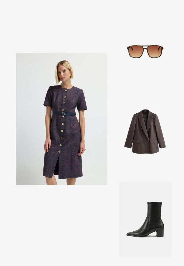 Hnědý dvouřadý blejzr s klopami, dvěma předními kapsami a knoflíkovými detaily, vyrobený z hladké strukturované látky.; Žena s krátkými blond vlasy, oblečená v fialových šatech po kolena s krátkým rukávem a zlatými knoflíky, s námořnickým opaskem, stojící na jednobarevném pozadí.; Černé kožené kotníkové boty s hladkým povrchem, špičatou špičkou, blokovým podpatkem a výrazným vyvýšeným šitím na horním okraji.; Kočičí sluneční brýle s obdélníkovým rámečkem, hnědými gradientovými skly a výrazným stříbrným akcentem na můstku.; Černá semišová kabelka s dvojitými horními uchy, strukturovaným designem, výrazným švem a prostorným tvarem pro univerzální použití.