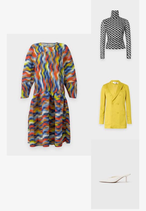 Doppelreihiger Blazer in leuchtendem Gelb aus glattem Stoff mit Revers, zwei Vordertaschen und einer Brusttasche.; Langarmkleid mit mehrfarbigem wellenförmigem Muster in Blau, Orange, Gelb und Weiß, mit tiefem Taillenschnitt und plissiertem Rock.; Langärmeliges Rollkragenoberteil aus durchscheinendem schwarzem Stoff mit sich wiederholendem weißem Kettenmuster. Eng anliegendes Design mit dezenten Raffungen in der Taille.; Weißer Mule mit spitzem Zehenbereich und niedrigem Stiletto-Absatz. Hergestellt aus glattem Material mit minimalistischen Design und dezenten, tanfarbenen Sohlenakzenten.