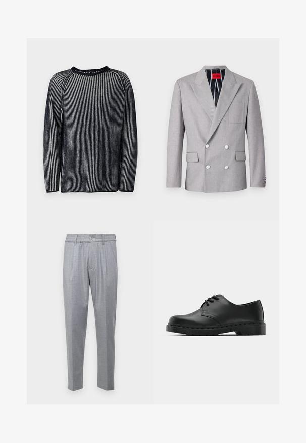 Grijze dubbelvoudige blazer van textuurstof. Heeft pieklapels, twee voorzakken en witte knopen. Voering met gestreept patroon.; Gehaakte trui met marineblauwe en witte verticale strepen, ronde halslijn en lange mouwen. Kenmerken zijn een geribbelde textuur en raglanontwerp.; Lichtgrijze broek van een textuurstof, met plooien, een klassieke tailleband en taps toelopende pijpen. Knopsluiting aan de voorkant.; Zwarte leren oxford schoenen met vetersluiting, ronde neus, platte rubberen zool en subtiele stiksel details langs het bovenwerk.