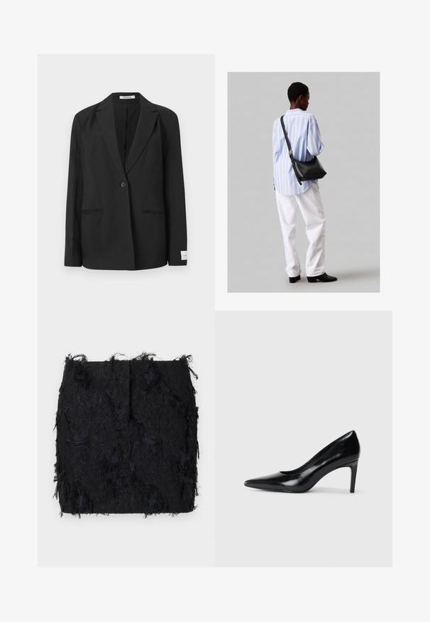 Melnā bleizeris ar iegrieztu apkakli, ar vienu pogu, divām priekšējām kabatām un taisnstūra nozīmi uz piedurknes. Gluda auduma tekstūra.; Melna kokvilnas T-kreklu ar īsām piedurknēm, apaļu kakla izgriezumu un nelielu baltu "Calvin Klein" logotipu krūtīs. Gluda tekstūra, klasiskā piegriezuma.; Melna strukturēta svārku ar slāņotu fringu dizainu un nedaudz neregulāru apakšmalu, izgatavota no viegla auduma.; Melnas ādas augstpapēžu kurpes ar norādītu purngali, gludu tekstūru un šauru papēdi. Minimālistisks dizains, bez papildu rotājumiem.; Melna ādas plecu soma ar mīkstu tekstūru, trīsstūra formu un regulējamu siksnu, apvienota ar gaiši zilu svītrotu krekli un baltām biksēm.