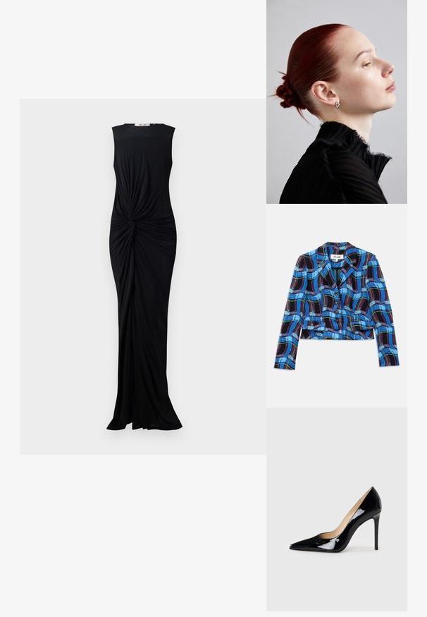 Trumpetas švarkas mėlynos, juodos ir žalios langeliais. Pasižymi įpjautu apykakle ir penkiomis juodomis sagomis frontinėje dalyje.; Juoda be rankovių suknelė, pagaminta iš lygaus audinio, su sukimštos detalės juosmens srityje ir grindis siekiančiu dizainu. Paprasta apvali iškirptė.; Juodas lakinės odos aukštakulnis batelis su smailiu priekiu ir elegantiška siluetu. Pasižymi lygiu, blizgiu paviršiumi ir siauru stiletto kulnu.; Sidabrinės auskarai, tekstūruota juoda prašmatni palaidinė su aukštu apykakle ir lygiai prigludusi raudona šukuosena į kuklų buną. Šoninis profilis prieš šviesų foną.