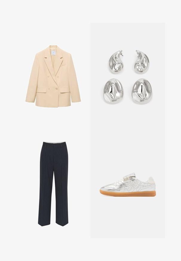 Beżowy żakiet dwurzędowy z klapami, dwiema przednimi kieszeniami i jedną kieszenią na piersi. Gładki materiał o sztywnej strukturze.; Biała koszulka na ramiączkach wykonana z bawełny, charakteryzująca się prostym designem, zaokrąglonym dekoltem i czarnym logo "HUGO" na środku. Gładka faktura.; Granatowe spodnie z białymi pionowymi paskami, szerokie nogawki, gładki materiał, szlufki na pasek oraz kant z przodu dla eleganckiego wyglądu.; Metaliczne srebrne sneakersy o gładkim wykończeniu, z teksturowanymi akcentami i podeszwą z gumy. Posiadają sznurowadła oraz rzep do zapięcia.; Srebrne kolczyki z dwoma kroplami oraz dwoma zaokrąglonymi kształtami, wszystkie z polerowaną, refleksyjną powierzchnią i gładką teksturą.