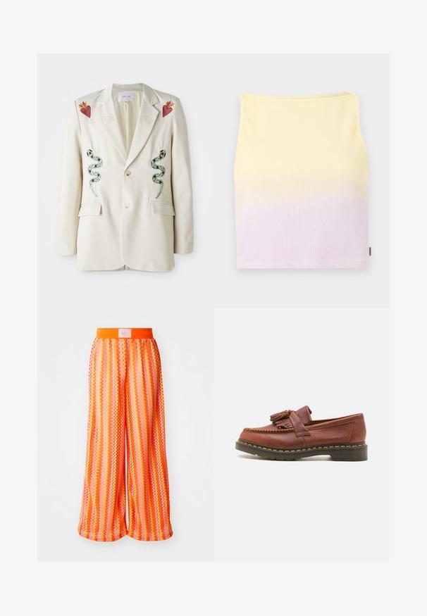 Krém színű blézer, amelyen két hímzett kígyó, egy szív és egy napmotívum található a vállakon. Két elülső zsebe és két gombja van. Simább textúrájú.; Csíkozott kötött crop top, sárgától világoslila árnyalatig terjedő gradient mintával, fitted fazonnal és kerek nyakkivágással.; Széles szárú nadrág élénk narancs és rózsaszín zigzag mintával, elasztikus derékkal és hátul logóval.; Barna bőr mokaszin, rojtos díszítéssel, texturált felülettel és kontrasztos sárga varrással a fekete gumitalpon. Oldalnézet.