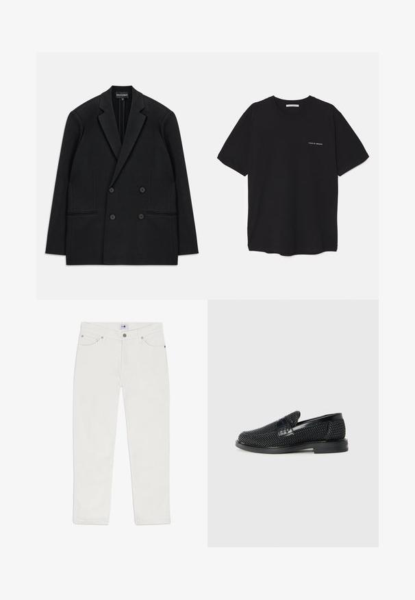 Schwarzer, doppelt geknöpfter Blazer mit geflammten Revers, vier Knöpfen und zwei vorderen Paspeltaschen, flach auf einem weißen Hintergrund ausgelegt.; Schwarzes Baumwoll-T-Shirt mit Rundhalsausschnitt, kurzen Ärmeln und weißem Logodruck auf der linken Brust. Einfaches, einfarbiges Design.; Weiße Denim-Jeans mit geradem Schnitt, Five-Pocket-Design und silbernen Hardware-Akzenten. Das Material hat eine glatte Textur und einen schlichten Stil.; Schwarzer geflochtener Slipper mit einem glatten Lederakzent im Obermaterial, einem runden Zehendesign und einer flachen Gummisohle.