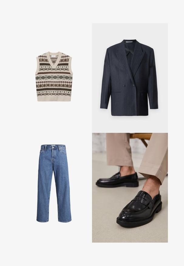 Tengerészkék, csíkos, kétsoros zakó széles hajtókákkal, texturált anyagból. Két oldalzsebbe és két gombbal rendelkezik.; Les Deux HORDUR FAIR ISLE - Pulóver - sand; Világoskék farmernadrág, egyenes szárú dizájnnal, magas derekú és minimális varrási részletekkel. Az anyag puha, enyhén megfestett textúrájú.; Fekete bőr loaferek sima felülettel, díszítő pánttal és kontrasztos varrással, bézs nadrággal párosítva.