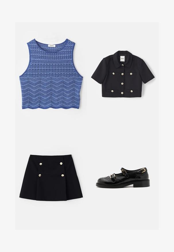 Színes, fekete, rövidujjú zakó, négy elülső zsebbel és aranyszínű gombokkal. Simább anyagból készült.; Kivágott trikó kék árnyalatokban, textúrált cikk-cakk és hullám mintákkal, kerek nyakkivágással és befejezett szegéllyel.; Fekete mini szoknya rugalmas anyagból, két arany gombbal az elején, redőzött kialakítással és egyenes szegéllyel.; Fekete bőrcipők brogue díszítéssel, két csattal, lekerekített orral és alacsony sarokkal. Simább felület fényes kivitelben.